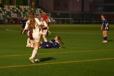 Vigo, Pontevedra, İspanya; 14 Aralık 2024: Galiçya 'nın Castilla-La Mancha ile karşı karşıya geldiği Vigo' da düzenlenen 16 yaş altı İspanyol Kadınlar Futbol Şampiyonası 'nda çekişmeli bir an. İki takım 0-0 biten yoğun ve hızlı bir oyuna giriyorlar. 