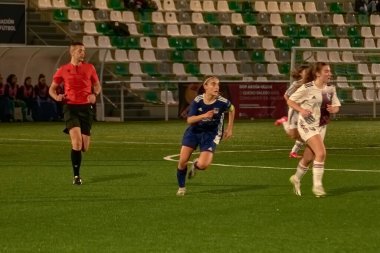 Vigo, Pontevedra, İspanya; 14 Aralık 2024: Galiçya 'nın Castilla-La Mancha ile karşı karşıya geldiği Vigo' da düzenlenen 16 yaş altı İspanyol Kadınlar Futbol Şampiyonası 'nda çekişmeli bir an. İki takım 0-0 biten yoğun ve hızlı bir oyuna giriyorlar. 