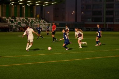 Vigo, Pontevedra, İspanya; 14 Aralık 2024: Galiçya 'nın Castilla-La Mancha ile karşı karşıya geldiği Vigo' da düzenlenen 16 yaş altı İspanyol Kadınlar Futbol Şampiyonası 'nda çekişmeli bir an. İki takım 0-0 biten yoğun ve hızlı bir oyuna giriyorlar. 