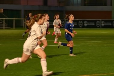 Vigo, Pontevedra, İspanya; 14 Aralık 2024: Galiçya 'nın Castilla-La Mancha ile karşı karşıya geldiği Vigo' da düzenlenen 16 yaş altı İspanyol Kadınlar Futbol Şampiyonası 'nda çekişmeli bir an. İki takım 0-0 biten yoğun ve hızlı bir oyuna giriyorlar. 