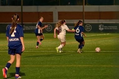Vigo, Pontevedra, İspanya; 14 Aralık 2024: Galiçya 'nın Castilla-La Mancha ile karşı karşıya geldiği Vigo' da düzenlenen 16 yaş altı İspanyol Kadınlar Futbol Şampiyonası 'nda çekişmeli bir an. İki takım 0-0 biten yoğun ve hızlı bir oyuna giriyorlar. 