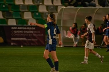 Vigo, Pontevedra, İspanya; 14 Aralık 2024: Galiçya 'nın Castilla-La Mancha ile karşı karşıya geldiği Vigo' da düzenlenen 16 yaş altı İspanyol Kadınlar Futbol Şampiyonası 'nda çekişmeli bir an. İki takım 0-0 biten yoğun ve hızlı bir oyuna giriyorlar. 