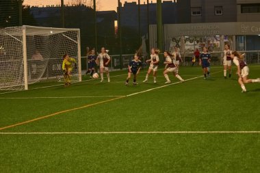 Vigo, Pontevedra, İspanya; 14 Aralık 2024: Galiçya 'nın Castilla-La Mancha ile karşı karşıya geldiği Vigo' da düzenlenen 16 yaş altı İspanyol Kadınlar Futbol Şampiyonası 'nda çekişmeli bir an. İki takım 0-0 biten yoğun ve hızlı bir oyuna giriyorlar. 