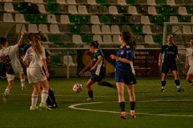 Vigo, Pontevedra, İspanya; 14 Aralık 2024: Galiçya 'nın Castilla-La Mancha ile karşı karşıya geldiği Vigo' da düzenlenen 16 yaş altı İspanyol Kadınlar Futbol Şampiyonası 'nda çekişmeli bir an. İki takım 0-0 biten yoğun ve hızlı bir oyuna giriyorlar. 