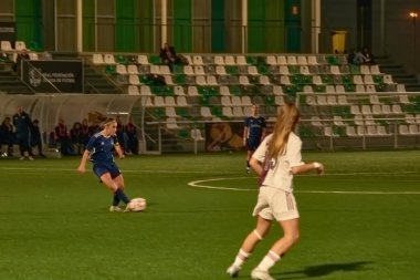 Vigo, Pontevedra, İspanya; 14 Aralık 2024: Galiçya 'nın Castilla-La Mancha ile karşı karşıya geldiği Vigo' da düzenlenen 16 yaş altı İspanyol Kadınlar Futbol Şampiyonası 'nda çekişmeli bir an. İki takım 0-0 biten yoğun ve hızlı bir oyuna giriyorlar. 