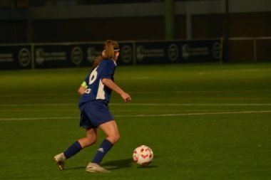 Vigo, Pontevedra, İspanya; 14 Aralık 2024: Galiçya 'nın Castilla-La Mancha ile karşı karşıya geldiği Vigo' da düzenlenen 16 yaş altı İspanyol Kadınlar Futbol Şampiyonası 'nda çekişmeli bir an. İki takım 0-0 biten yoğun ve hızlı bir oyuna giriyorlar. 