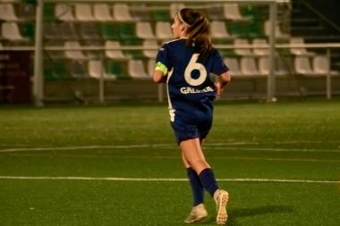 Vigo, Pontevedra, İspanya; 14 Aralık 2024: Galiçya 'nın Castilla-La Mancha ile karşı karşıya geldiği Vigo' da düzenlenen 16 yaş altı İspanyol Kadınlar Futbol Şampiyonası 'nda çekişmeli bir an. İki takım 0-0 biten yoğun ve hızlı bir oyuna giriyorlar. 