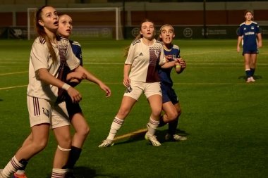 Vigo, Pontevedra, İspanya; 14 Aralık 2024: Galiçya 'nın Castilla-La Mancha ile karşı karşıya geldiği Vigo' da düzenlenen 16 yaş altı İspanyol Kadınlar Futbol Şampiyonası 'nda çekişmeli bir an. İki takım 0-0 biten yoğun ve hızlı bir oyuna giriyorlar. 