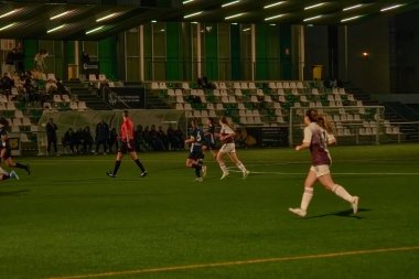 Vigo, Pontevedra, İspanya; 14 Aralık 2024: Galiçya 'nın Castilla-La Mancha ile karşı karşıya geldiği Vigo' da düzenlenen 16 yaş altı İspanyol Kadınlar Futbol Şampiyonası 'nda çekişmeli bir an. İki takım 0-0 biten yoğun ve hızlı bir oyuna giriyorlar. 