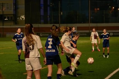 Vigo, Pontevedra, İspanya; 14 Aralık 2024: Galiçya 'nın Castilla-La Mancha ile karşı karşıya geldiği Vigo' da düzenlenen 16 yaş altı İspanyol Kadınlar Futbol Şampiyonası 'nda çekişmeli bir an. İki takım 0-0 biten yoğun ve hızlı bir oyuna giriyorlar. 
