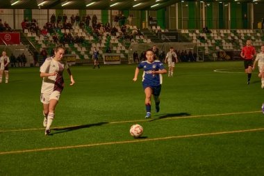 Vigo, Pontevedra, İspanya; 14 Aralık 2024: Galiçya 'nın Castilla-La Mancha ile karşı karşıya geldiği Vigo' da düzenlenen 16 yaş altı İspanyol Kadınlar Futbol Şampiyonası 'nda çekişmeli bir an. İki takım 0-0 biten yoğun ve hızlı bir oyuna giriyorlar. 