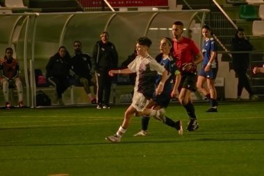 Vigo, Pontevedra, İspanya; 14 Aralık 2024: Galiçya 'nın Castilla-La Mancha ile karşı karşıya geldiği Vigo' da düzenlenen 16 yaş altı İspanyol Kadınlar Futbol Şampiyonası 'nda çekişmeli bir an. İki takım 0-0 biten yoğun ve hızlı bir oyuna giriyorlar. 