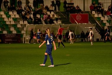 Vigo, Pontevedra, İspanya; 14 Aralık 2024: Galiçya 'nın Castilla-La Mancha ile karşı karşıya geldiği Vigo' da düzenlenen 16 yaş altı İspanyol Kadınlar Futbol Şampiyonası 'nda çekişmeli bir an. İki takım 0-0 biten yoğun ve hızlı bir oyuna giriyorlar. 