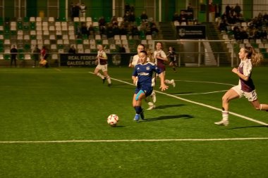 Vigo, Pontevedra, İspanya; 14 Aralık 2024: Galiçya 'nın Castilla-La Mancha ile karşı karşıya geldiği Vigo' da düzenlenen 16 yaş altı İspanyol Kadınlar Futbol Şampiyonası 'nda çekişmeli bir an. İki takım 0-0 biten yoğun ve hızlı bir oyuna giriyorlar. 