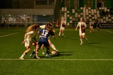 Vigo, Pontevedra, İspanya; 14 Aralık 2024: Galiçya 'nın Castilla-La Mancha ile karşı karşıya geldiği Vigo' da düzenlenen 16 yaş altı İspanyol Kadınlar Futbol Şampiyonası 'nda çekişmeli bir an. İki takım 0-0 biten yoğun ve hızlı bir oyuna giriyorlar. 