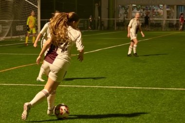 Vigo, Pontevedra, İspanya; 14 Aralık 2024: Galiçya 'nın Castilla-La Mancha ile karşı karşıya geldiği Vigo' da düzenlenen 16 yaş altı İspanyol Kadınlar Futbol Şampiyonası 'nda çekişmeli bir an. İki takım 0-0 biten yoğun ve hızlı bir oyuna giriyorlar. 