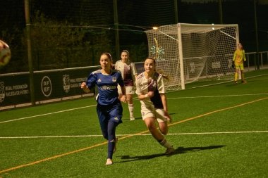 Vigo, Pontevedra, İspanya; 14 Aralık 2024: Galiçya 'nın Castilla-La Mancha ile karşı karşıya geldiği Vigo' da düzenlenen 16 yaş altı İspanyol Kadınlar Futbol Şampiyonası 'nda çekişmeli bir an. İki takım 0-0 biten yoğun ve hızlı bir oyuna giriyorlar. 