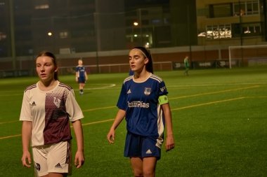 Vigo, Pontevedra, İspanya; 14 Aralık 2024: Galiçya 'nın Castilla-La Mancha ile karşı karşıya geldiği Vigo' da düzenlenen 16 yaş altı İspanyol Kadınlar Futbol Şampiyonası 'nda çekişmeli bir an. İki takım 0-0 biten yoğun ve hızlı bir oyuna giriyorlar. 