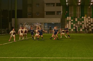 Vigo, Pontevedra, İspanya; 14 Aralık 2024: Galiçya 'nın Castilla-La Mancha ile karşı karşıya geldiği Vigo' da düzenlenen 16 yaş altı İspanyol Kadınlar Futbol Şampiyonası 'nda çekişmeli bir an. İki takım 0-0 biten yoğun ve hızlı bir oyuna giriyorlar. 