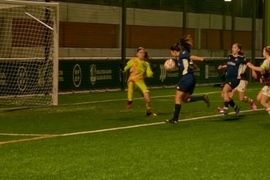 Vigo, Pontevedra, İspanya; 14 Aralık 2024: Galiçya 'nın Castilla-La Mancha ile karşı karşıya geldiği Vigo' da düzenlenen 16 yaş altı İspanyol Kadınlar Futbol Şampiyonası 'nda çekişmeli bir an. İki takım 0-0 biten yoğun ve hızlı bir oyuna giriyorlar. 