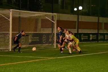 Vigo, Pontevedra, İspanya; 14 Aralık 2024: Galiçya 'nın Castilla-La Mancha ile karşı karşıya geldiği Vigo' da düzenlenen 16 yaş altı İspanyol Kadınlar Futbol Şampiyonası 'nda çekişmeli bir an. İki takım 0-0 biten yoğun ve hızlı bir oyuna giriyorlar. 