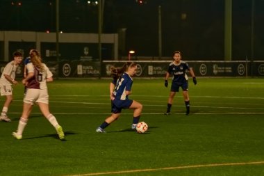 Vigo, Pontevedra, İspanya; 14 Aralık 2024: Galiçya 'nın Castilla-La Mancha ile karşı karşıya geldiği Vigo' da düzenlenen 16 yaş altı İspanyol Kadınlar Futbol Şampiyonası 'nda çekişmeli bir an. İki takım 0-0 biten yoğun ve hızlı bir oyuna giriyorlar. 