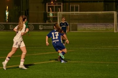 Vigo, Pontevedra, İspanya; 14 Aralık 2024: Galiçya 'nın Castilla-La Mancha ile karşı karşıya geldiği Vigo' da düzenlenen 16 yaş altı İspanyol Kadınlar Futbol Şampiyonası 'nda çekişmeli bir an. İki takım 0-0 biten yoğun ve hızlı bir oyuna giriyorlar. 