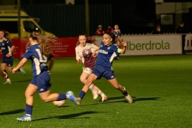 Vigo, Pontevedra, İspanya; 14 Aralık 2024: Galiçya 'nın Castilla-La Mancha ile karşı karşıya geldiği Vigo' da düzenlenen 16 yaş altı İspanyol Kadınlar Futbol Şampiyonası 'nda çekişmeli bir an. İki takım 0-0 biten yoğun ve hızlı bir oyuna giriyorlar. 