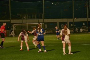 Vigo, Pontevedra, İspanya; 14 Aralık 2024: Galiçya 'nın Castilla-La Mancha ile karşı karşıya geldiği Vigo' da düzenlenen 16 yaş altı İspanyol Kadınlar Futbol Şampiyonası 'nda çekişmeli bir an. İki takım 0-0 biten yoğun ve hızlı bir oyuna giriyorlar. 