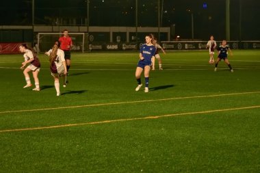 Vigo, Pontevedra, İspanya; 14 Aralık 2024: Galiçya 'nın Castilla-La Mancha ile karşı karşıya geldiği Vigo' da düzenlenen 16 yaş altı İspanyol Kadınlar Futbol Şampiyonası 'nda çekişmeli bir an. İki takım 0-0 biten yoğun ve hızlı bir oyuna giriyorlar. 