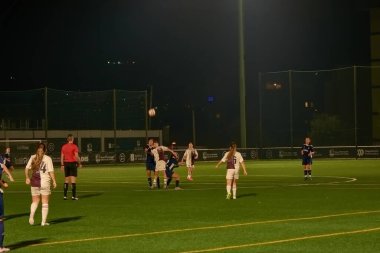 Vigo, Pontevedra, İspanya; 14 Aralık 2024: Galiçya 'nın Castilla-La Mancha ile karşı karşıya geldiği Vigo' da düzenlenen 16 yaş altı İspanyol Kadınlar Futbol Şampiyonası 'nda çekişmeli bir an. İki takım 0-0 biten yoğun ve hızlı bir oyuna giriyorlar. 