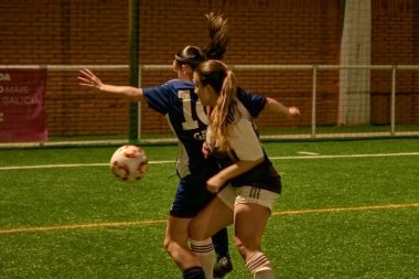 Vigo, Pontevedra, İspanya; 14 Aralık 2024: Galiçya 'nın Castilla-La Mancha ile karşı karşıya geldiği Vigo' da düzenlenen 16 yaş altı İspanyol Kadınlar Futbol Şampiyonası 'nda çekişmeli bir an. İki takım 0-0 biten yoğun ve hızlı bir oyuna giriyorlar. 