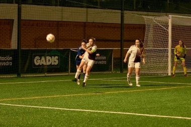 Vigo, Pontevedra, İspanya; 14 Aralık 2024: Galiçya 'nın Castilla-La Mancha ile karşı karşıya geldiği Vigo' da düzenlenen 16 yaş altı İspanyol Kadınlar Futbol Şampiyonası 'nda çekişmeli bir an. İki takım 0-0 biten yoğun ve hızlı bir oyuna giriyorlar. 