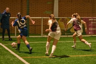 Vigo, Pontevedra, İspanya; 14 Aralık 2024: Galiçya 'nın Castilla-La Mancha ile karşı karşıya geldiği Vigo' da düzenlenen 16 yaş altı İspanyol Kadınlar Futbol Şampiyonası 'nda çekişmeli bir an. İki takım 0-0 biten yoğun ve hızlı bir oyuna giriyorlar. 