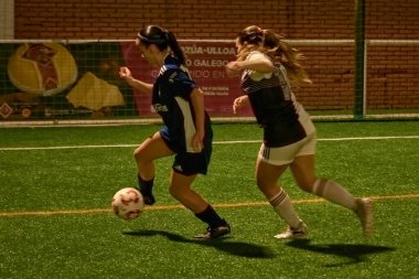 Vigo, Pontevedra, İspanya; 14 Aralık 2024: Galiçya 'nın Castilla-La Mancha ile karşı karşıya geldiği Vigo' da düzenlenen 16 yaş altı İspanyol Kadınlar Futbol Şampiyonası 'nda çekişmeli bir an. İki takım 0-0 biten yoğun ve hızlı bir oyuna giriyorlar. 