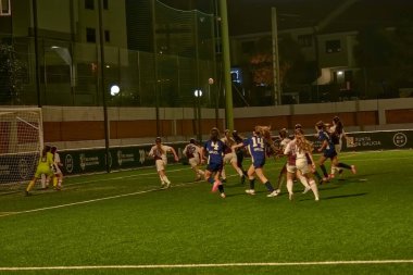 Vigo, Pontevedra, İspanya; 14 Aralık 2024: Galiçya 'nın Castilla-La Mancha ile karşı karşıya geldiği Vigo' da düzenlenen 16 yaş altı İspanyol Kadınlar Futbol Şampiyonası 'nda çekişmeli bir an. İki takım 0-0 biten yoğun ve hızlı bir oyuna giriyorlar. 