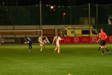 Vigo, Pontevedra, İspanya; 14 Aralık 2024: Galiçya 'nın Castilla-La Mancha ile karşı karşıya geldiği Vigo' da düzenlenen 16 yaş altı İspanyol Kadınlar Futbol Şampiyonası 'nda çekişmeli bir an. İki takım 0-0 biten yoğun ve hızlı bir oyuna giriyorlar. 