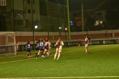 Vigo, Pontevedra, İspanya; 14 Aralık 2024: Galiçya 'nın Castilla-La Mancha ile karşı karşıya geldiği Vigo' da düzenlenen 16 yaş altı İspanyol Kadınlar Futbol Şampiyonası 'nda çekişmeli bir an. İki takım 0-0 biten yoğun ve hızlı bir oyuna giriyorlar. 