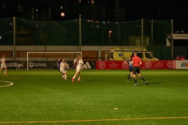 Vigo, Pontevedra, İspanya; 14 Aralık 2024: Galiçya 'nın Castilla-La Mancha ile karşı karşıya geldiği Vigo' da düzenlenen 16 yaş altı İspanyol Kadınlar Futbol Şampiyonası 'nda çekişmeli bir an. İki takım 0-0 biten yoğun ve hızlı bir oyuna giriyorlar. 