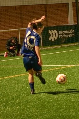 Vigo, Pontevedra, İspanya; 14 Aralık 2024: Galiçya 'nın Castilla-La Mancha ile karşı karşıya geldiği Vigo' da düzenlenen 16 yaş altı İspanyol Kadınlar Futbol Şampiyonası 'nda çekişmeli bir an. İki takım 0-0 biten yoğun ve hızlı bir oyuna giriyorlar. 
