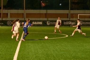 Vigo, Pontevedra, İspanya; 14 Aralık 2024: Galiçya 'nın Castilla-La Mancha ile karşı karşıya geldiği Vigo' da düzenlenen 16 yaş altı İspanyol Kadınlar Futbol Şampiyonası 'nda çekişmeli bir an. İki takım 0-0 biten yoğun ve hızlı bir oyuna giriyorlar. 