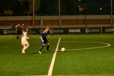 Vigo, Pontevedra, İspanya; 14 Aralık 2024: Galiçya 'nın Castilla-La Mancha ile karşı karşıya geldiği Vigo' da düzenlenen 16 yaş altı İspanyol Kadınlar Futbol Şampiyonası 'nda çekişmeli bir an. İki takım 0-0 biten yoğun ve hızlı bir oyuna giriyorlar. 