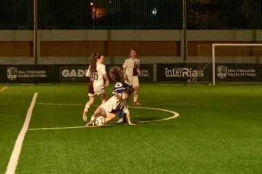 Vigo, Pontevedra, İspanya; 14 Aralık 2024: Galiçya 'nın Castilla-La Mancha ile karşı karşıya geldiği Vigo' da düzenlenen 16 yaş altı İspanyol Kadınlar Futbol Şampiyonası 'nda çekişmeli bir an. İki takım 0-0 biten yoğun ve hızlı bir oyuna giriyorlar. 