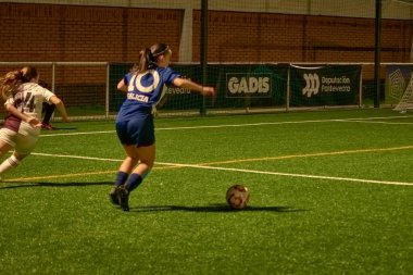 Vigo, Pontevedra, İspanya; 14 Aralık 2024: Galiçya 'nın Castilla-La Mancha ile karşı karşıya geldiği Vigo' da düzenlenen 16 yaş altı İspanyol Kadınlar Futbol Şampiyonası 'nda çekişmeli bir an. İki takım 0-0 biten yoğun ve hızlı bir oyuna giriyorlar. 