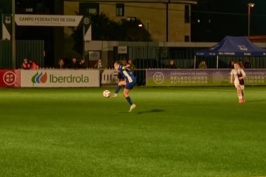 Vigo, Pontevedra, İspanya; 14 Aralık 2024: Galiçya 'nın Castilla-La Mancha ile karşı karşıya geldiği Vigo' da düzenlenen 16 yaş altı İspanyol Kadınlar Futbol Şampiyonası 'nda çekişmeli bir an. İki takım 0-0 biten yoğun ve hızlı bir oyuna giriyorlar. 