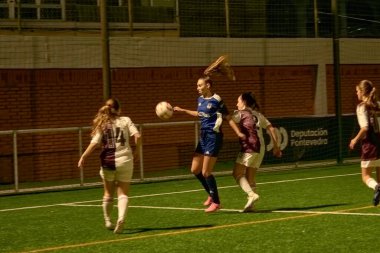 Vigo, Pontevedra, İspanya; 14 Aralık 2024: Galiçya 'nın Castilla-La Mancha ile karşı karşıya geldiği Vigo' da düzenlenen 16 yaş altı İspanyol Kadınlar Futbol Şampiyonası 'nda çekişmeli bir an. İki takım 0-0 biten yoğun ve hızlı bir oyuna giriyorlar. 