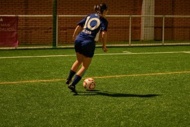 Vigo, Pontevedra, İspanya; 14 Aralık 2024: Galiçya 'nın Castilla-La Mancha ile karşı karşıya geldiği Vigo' da düzenlenen 16 yaş altı İspanyol Kadınlar Futbol Şampiyonası 'nda çekişmeli bir an. İki takım 0-0 biten yoğun ve hızlı bir oyuna giriyorlar. 