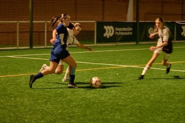 Vigo, Pontevedra, İspanya; 14 Aralık 2024: Galiçya 'nın Castilla-La Mancha ile karşı karşıya geldiği Vigo' da düzenlenen 16 yaş altı İspanyol Kadınlar Futbol Şampiyonası 'nda çekişmeli bir an. İki takım 0-0 biten yoğun ve hızlı bir oyuna giriyorlar. 