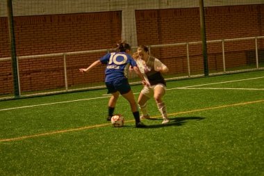 Vigo, Pontevedra, İspanya; 14 Aralık 2024: Galiçya 'nın Castilla-La Mancha ile karşı karşıya geldiği Vigo' da düzenlenen 16 yaş altı İspanyol Kadınlar Futbol Şampiyonası 'nda çekişmeli bir an. İki takım 0-0 biten yoğun ve hızlı bir oyuna giriyorlar. 