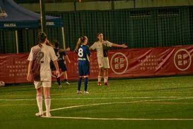 Vigo, Pontevedra, İspanya; 14 Aralık 2024: Galiçya 'nın Castilla-La Mancha ile karşı karşıya geldiği Vigo' da düzenlenen 16 yaş altı İspanyol Kadınlar Futbol Şampiyonası 'nda çekişmeli bir an. İki takım 0-0 biten yoğun ve hızlı bir oyuna giriyorlar. 